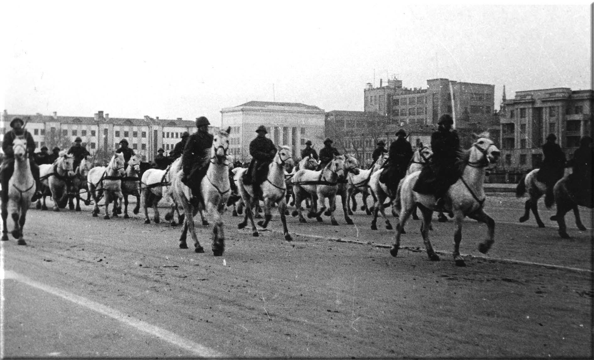 Куйбышев вов. Парад Куйбышев 1941. Парад 7 ноября 1941 года в Куйбышеве. Куйбышев парад Победы 7 ноября 1941 года. Парад на площади Куйбышева 7 ноября 1941 года.