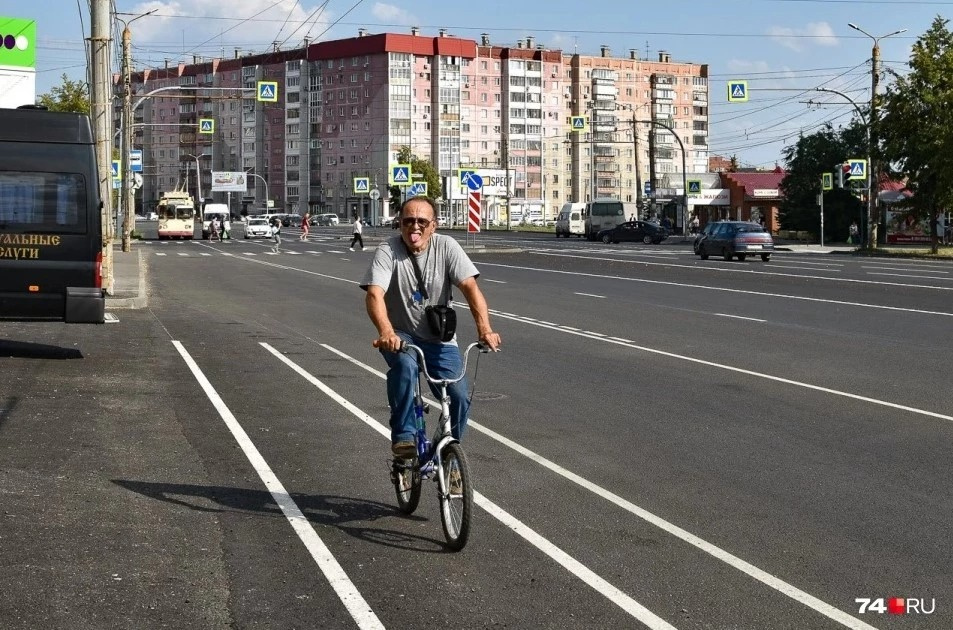 Блогер Илья Варламов назвал Комсомольский проспект с его островками безопасности и велодорожкой «дорогой в автомобильный ад»