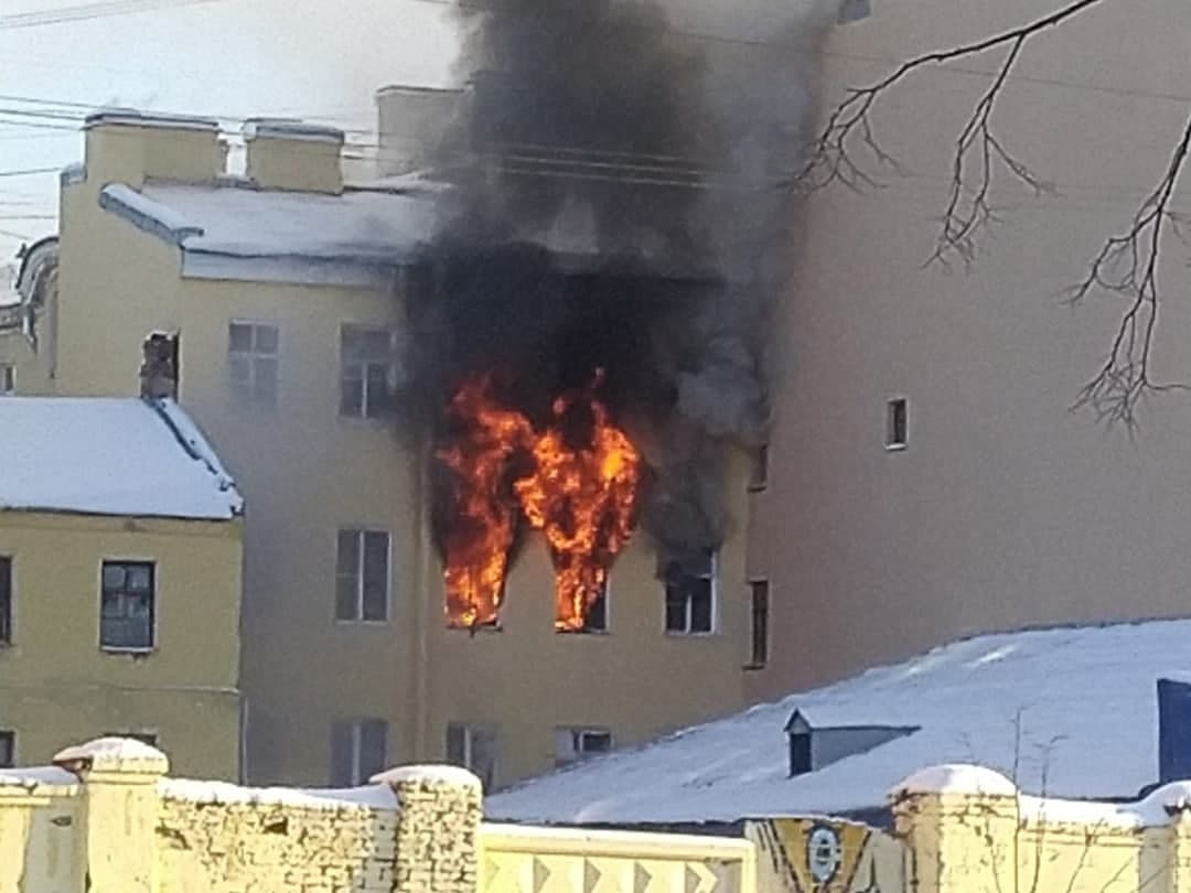 В центре Петербурга по повышенному номеру тушат пожар в доходном доме - 11  января 2022 - ФОНТАНКА.ру