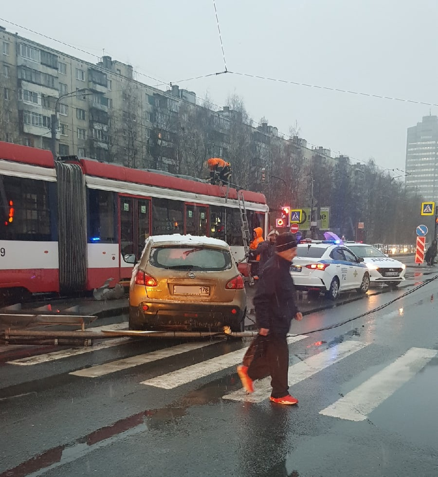 На летней резине врезался в столб». На Испытателей автомобилист уложил  дорожный знак на трамвай | 15.11.2022 | Санкт-Петербург - БезФормата