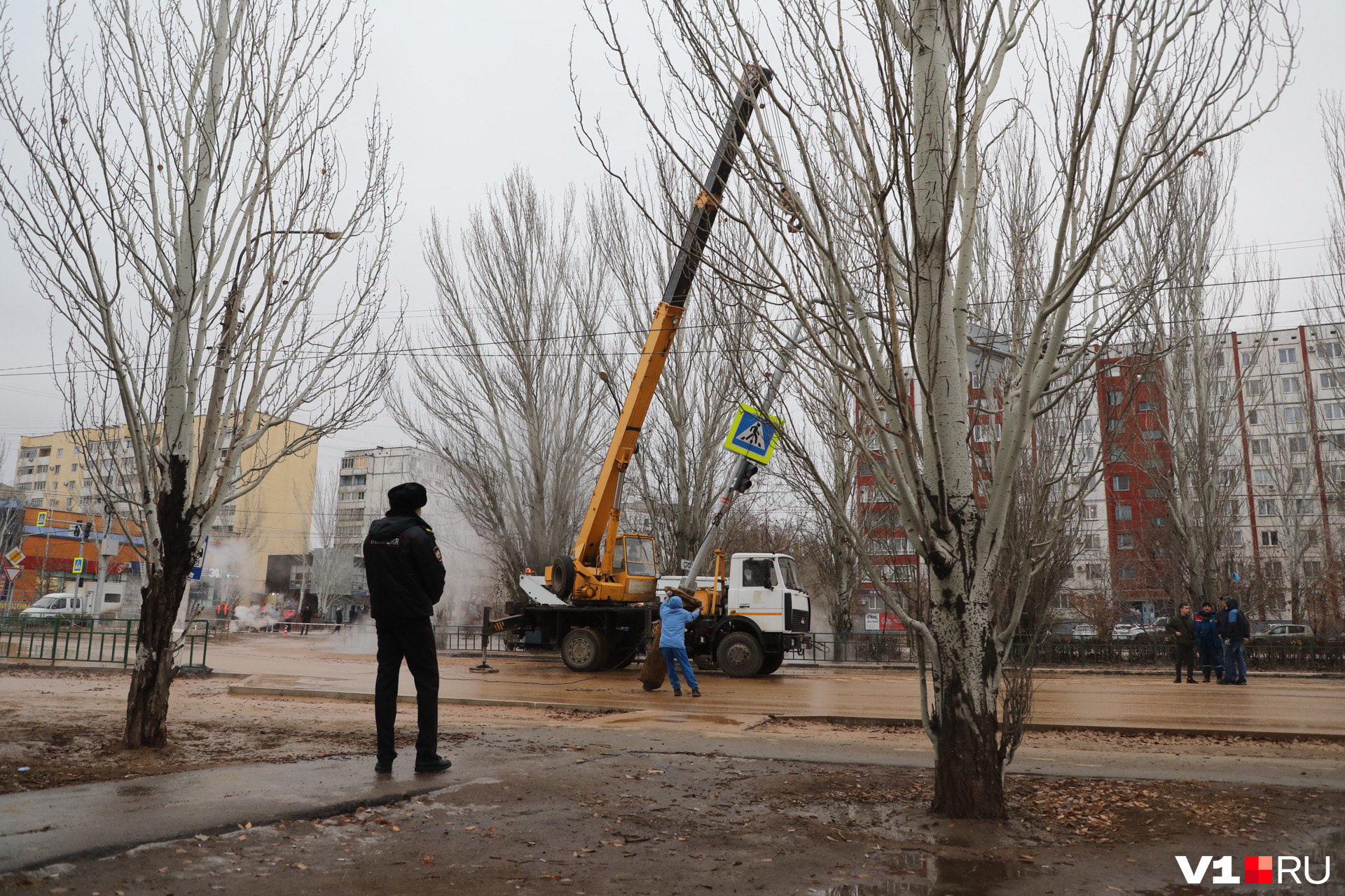 В волжском прорвало трубу