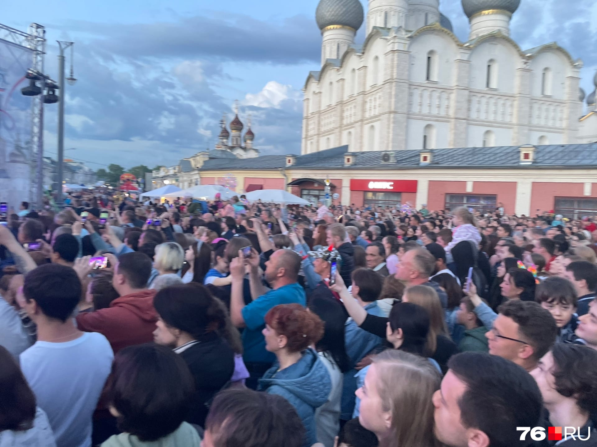 Люди на площади во время концерта