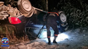 Автомобиль улетел в кювет и перевернулся в Новосибирске — на место вызвали спасателей