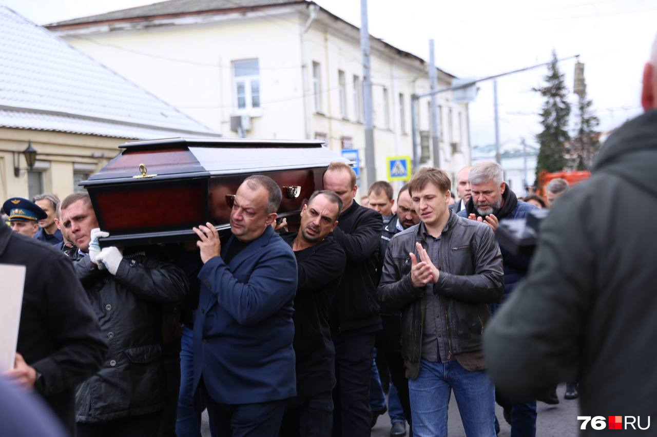 В синем пиджаке — директор Театра имени Федора Волкова Герман Громов 