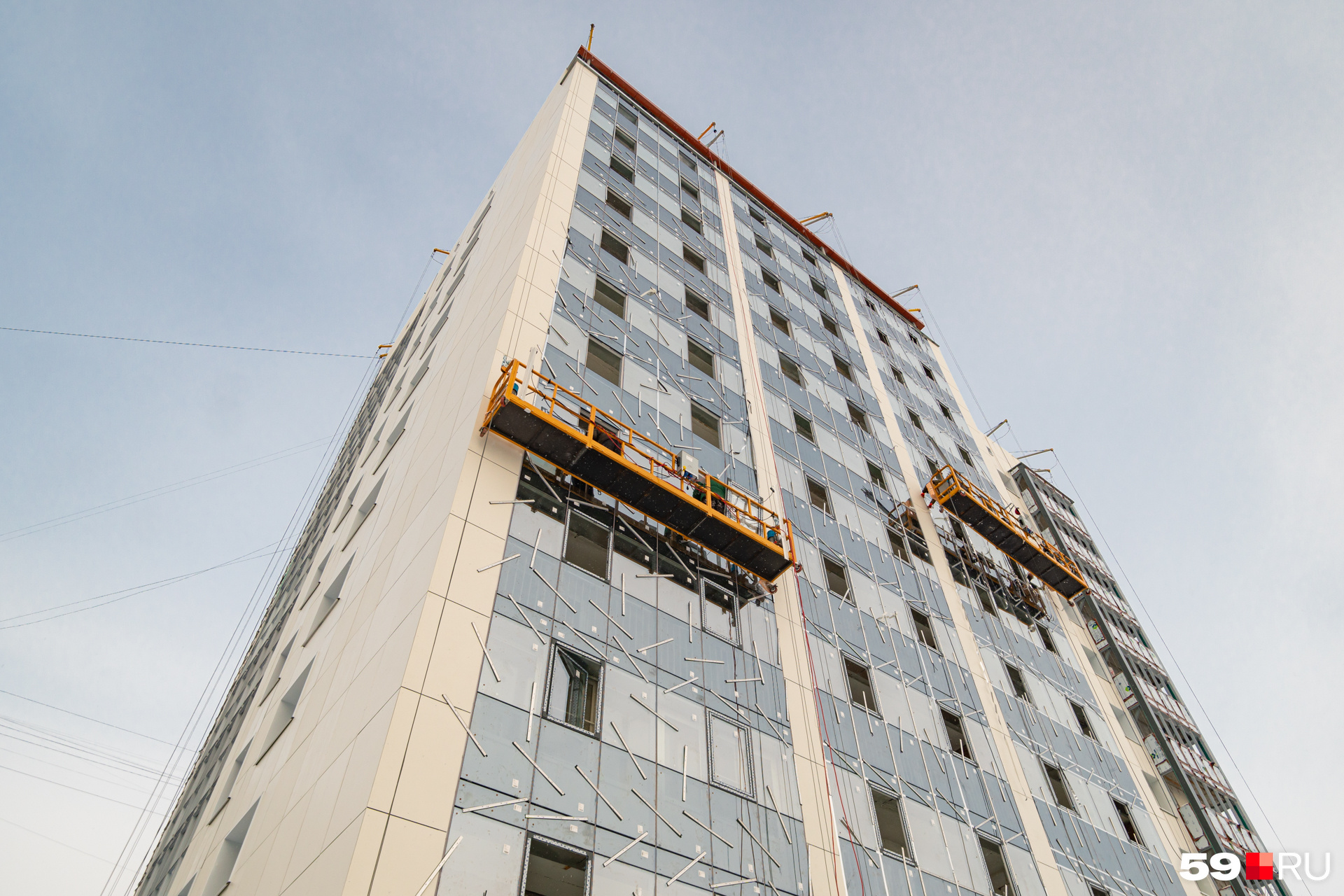 На «свечке» по Петропавловской, 89 можно увидеть сразу несколько строительных люлек На «свечке» по Петропавловской, 89 можно увидеть сразу несколько строительных люлек