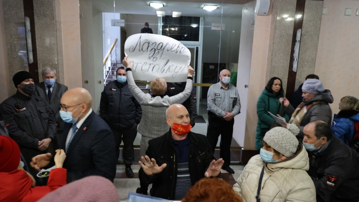 Челябинскую пенсионерку оштрафовали за акцию против QR-кодов со штурмом Заксобрания