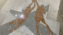 На станции метро «Спортивная» начали устанавливать панно с баскетболистами