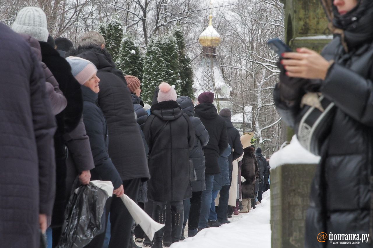 В Петербурге в день памяти святой блаженной Ксении Петербургской на  Смоленском кладбище выстроилась очередь у часовни - 6 февраля 2023 -  ФОНТАНКА.ру