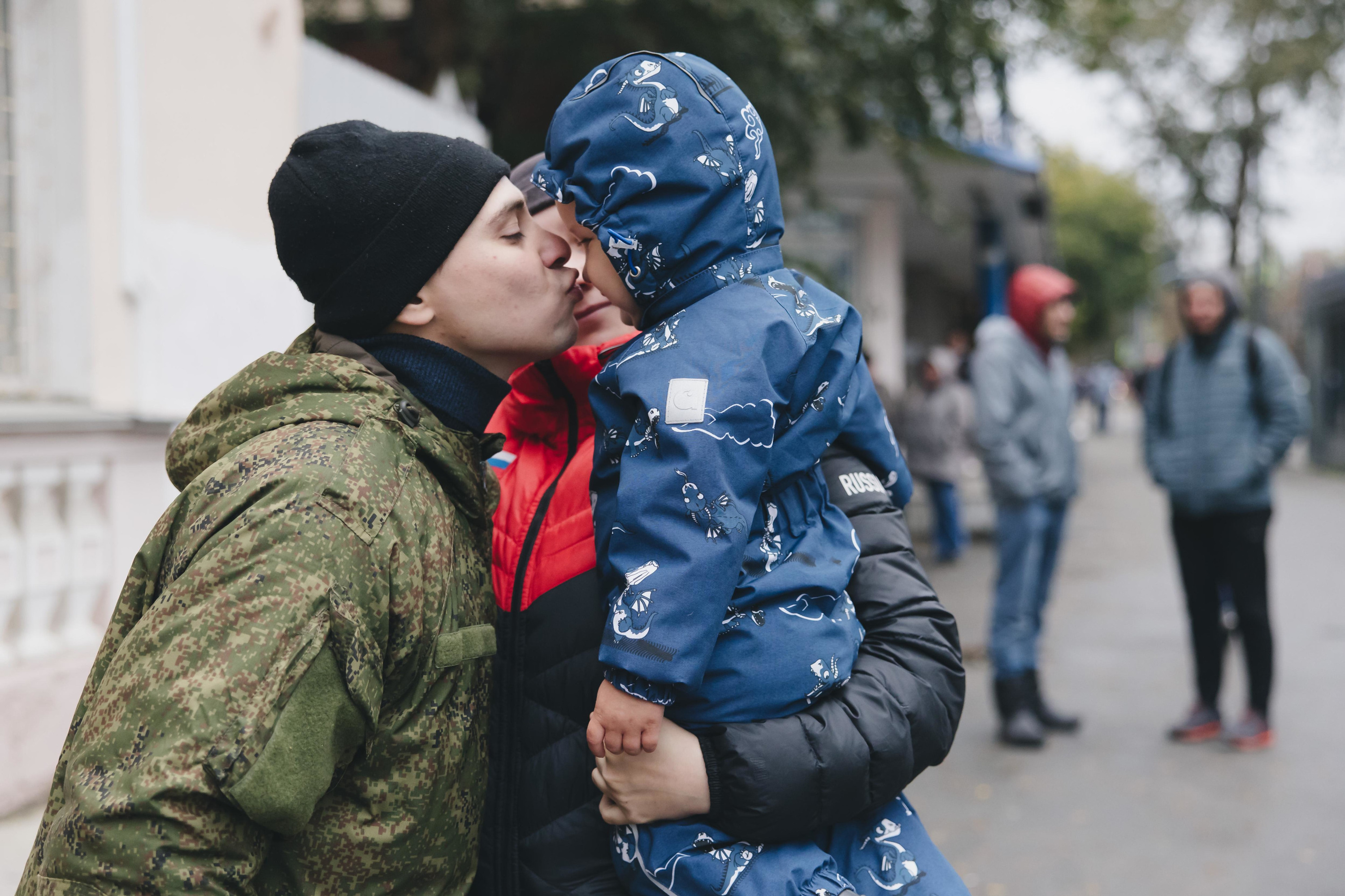 Выплаты мобилизованным отцам. Российский солдат с ребенком. Россия для детей. Русский солдат обнимает ребенка. Военный семья ребенок Россия.