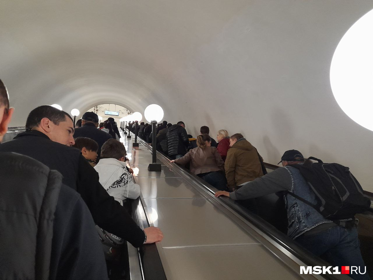 Станция метро «Арбатская» — похоже, все стремятся на парад