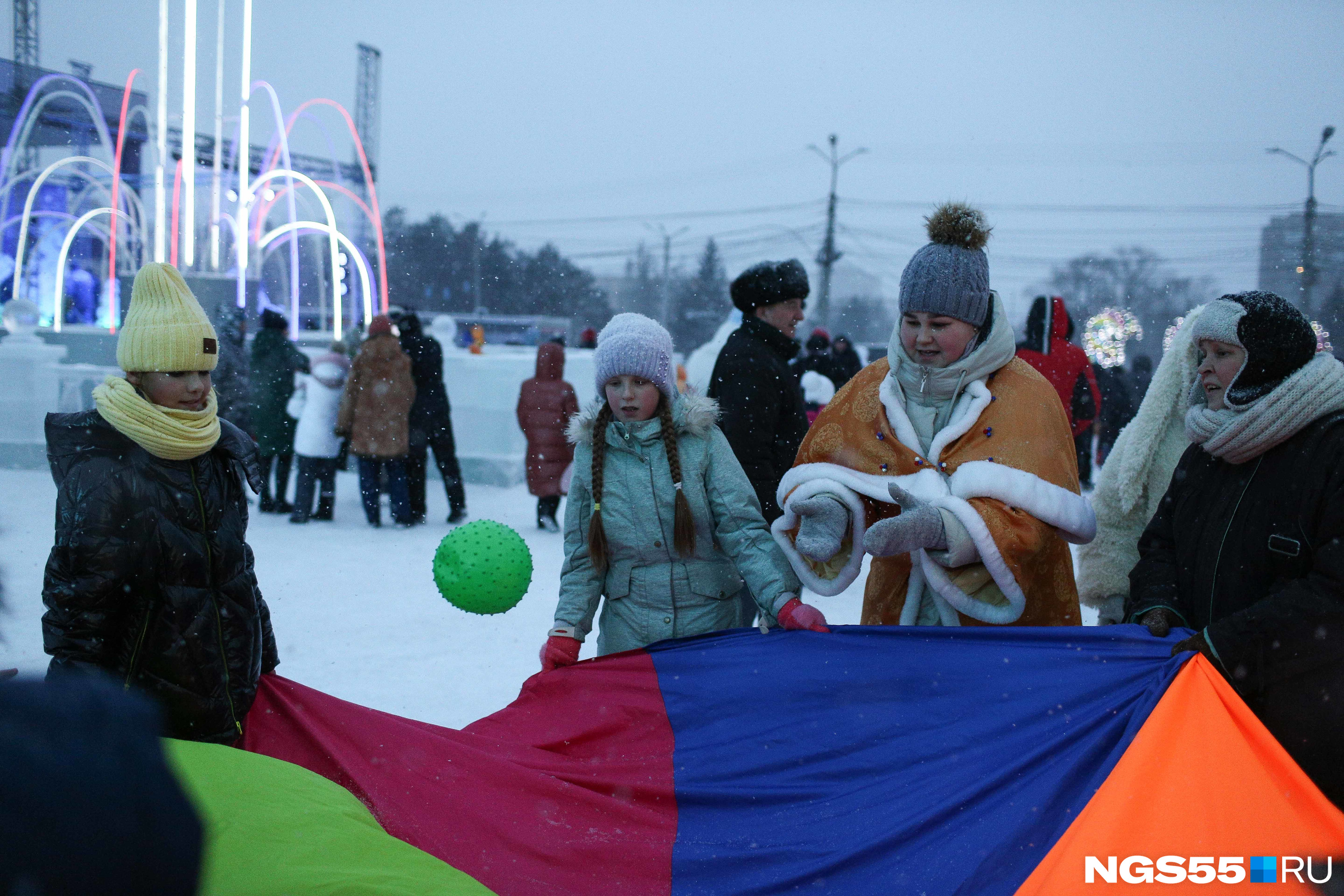Без зимних забав можно замерзнуть, поэтому ловим шарик полотном Без зимних забав можно замерзнуть, поэтому ловим шарик полотном