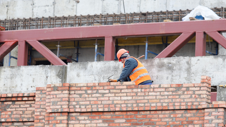 Власти Кузбасса установили зарплату для строителей. Она чуть ниже средней по региону