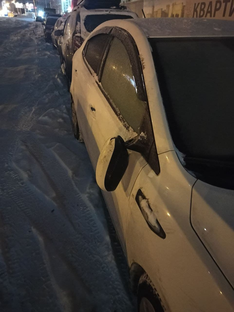 Вот такое доброе утро». В Невском районе Петербурга десяток машин встретили  день с разбитыми зеркалами - 21 декабря 2021 - ФОНТАНКА.ру