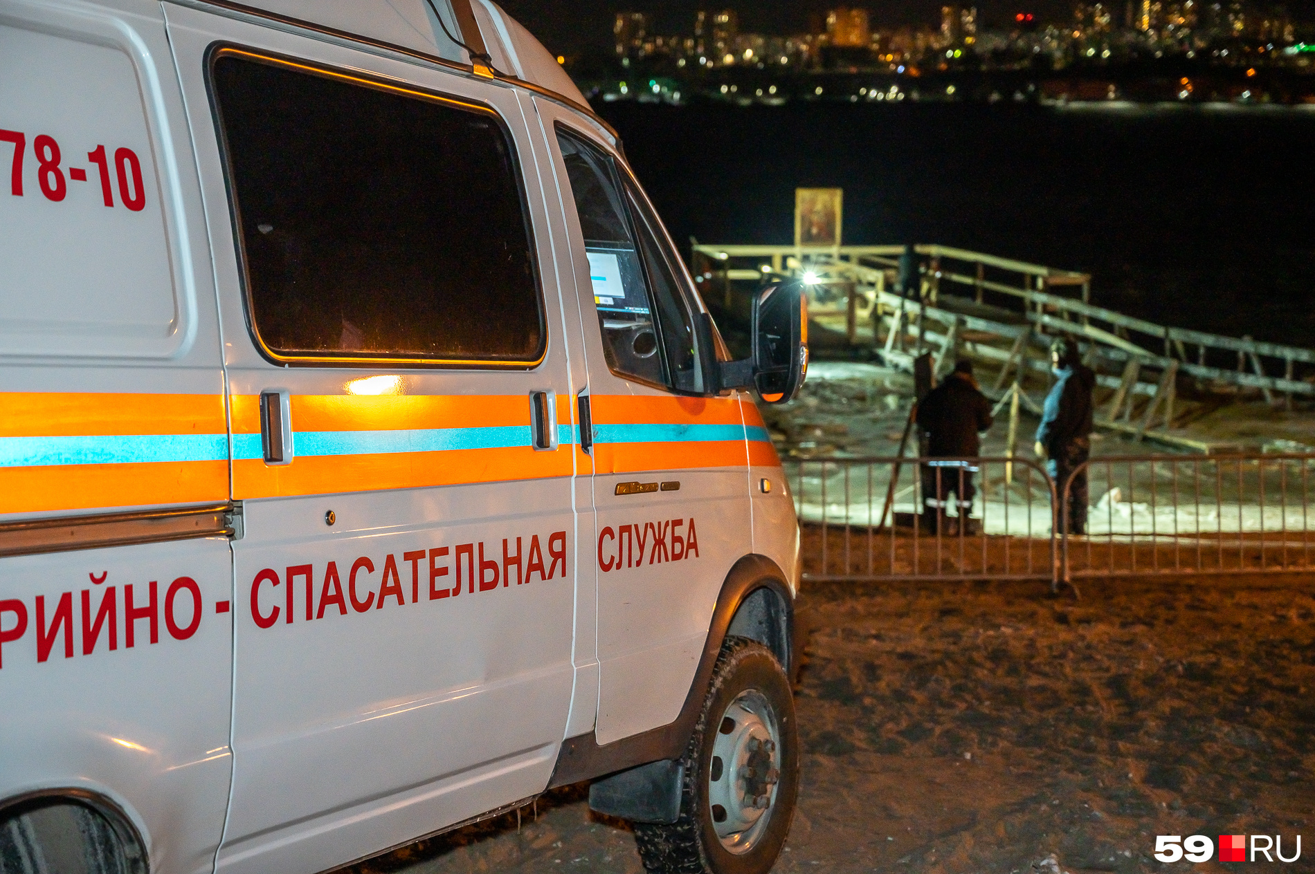 Огни служебной машины и ночного города... Огни служебной машины и ночного города...