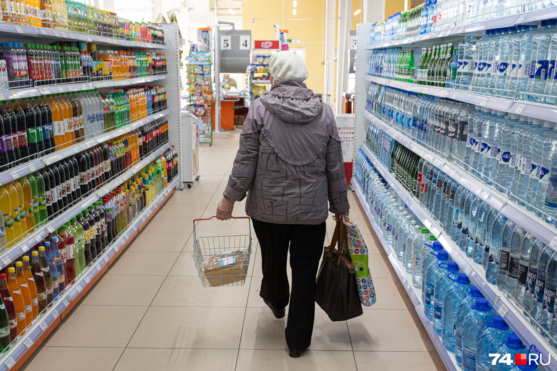 Особенно расстроились пенсионеры, им сложно осваивать технические новации