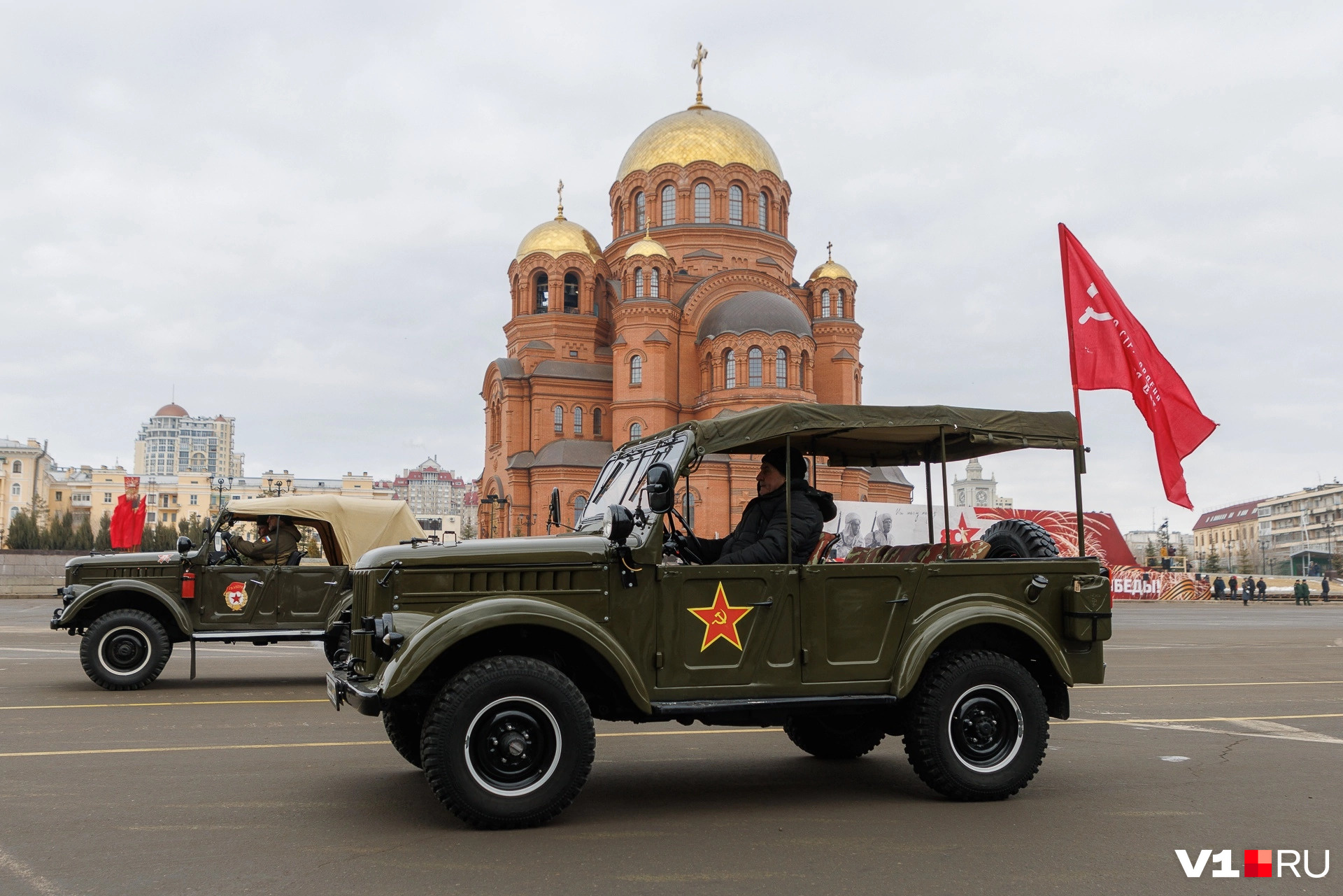 Традиционными участниками парада стали «Моторы Сталинграда»
