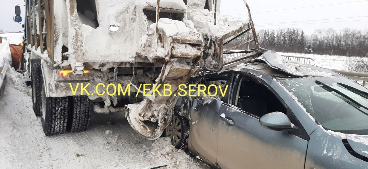 На Серовском тракте Mazda влетела в снегоуборочную машину: следим за снегопадом в Екатеринбурге
