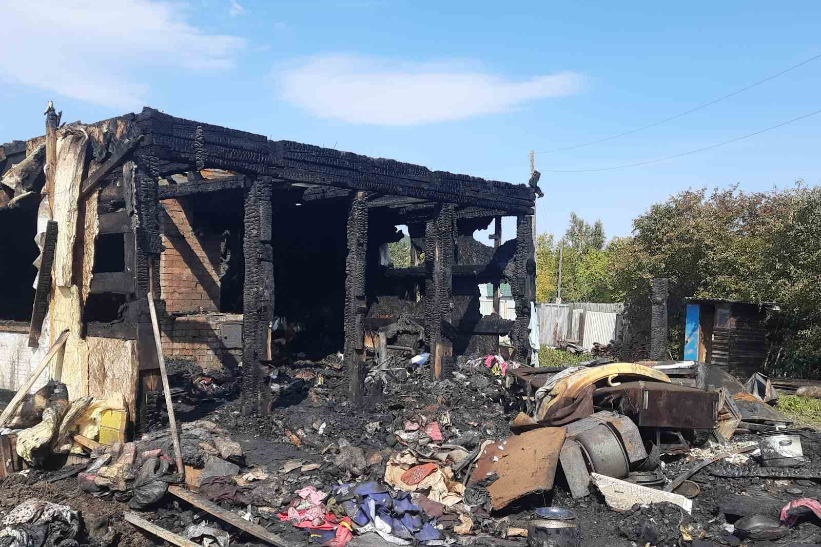 Пожар в чите. Чита сгорел дом. Горящие дома Донбасс. Сгоревший дом в Украине. 8 Детей сгорели на даче.