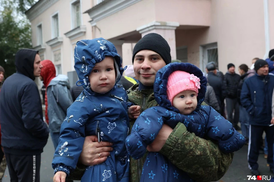 Вячеслав Вишницкий из Челябинской области прощается с детьми перед тем, как отправиться на военные сборы
