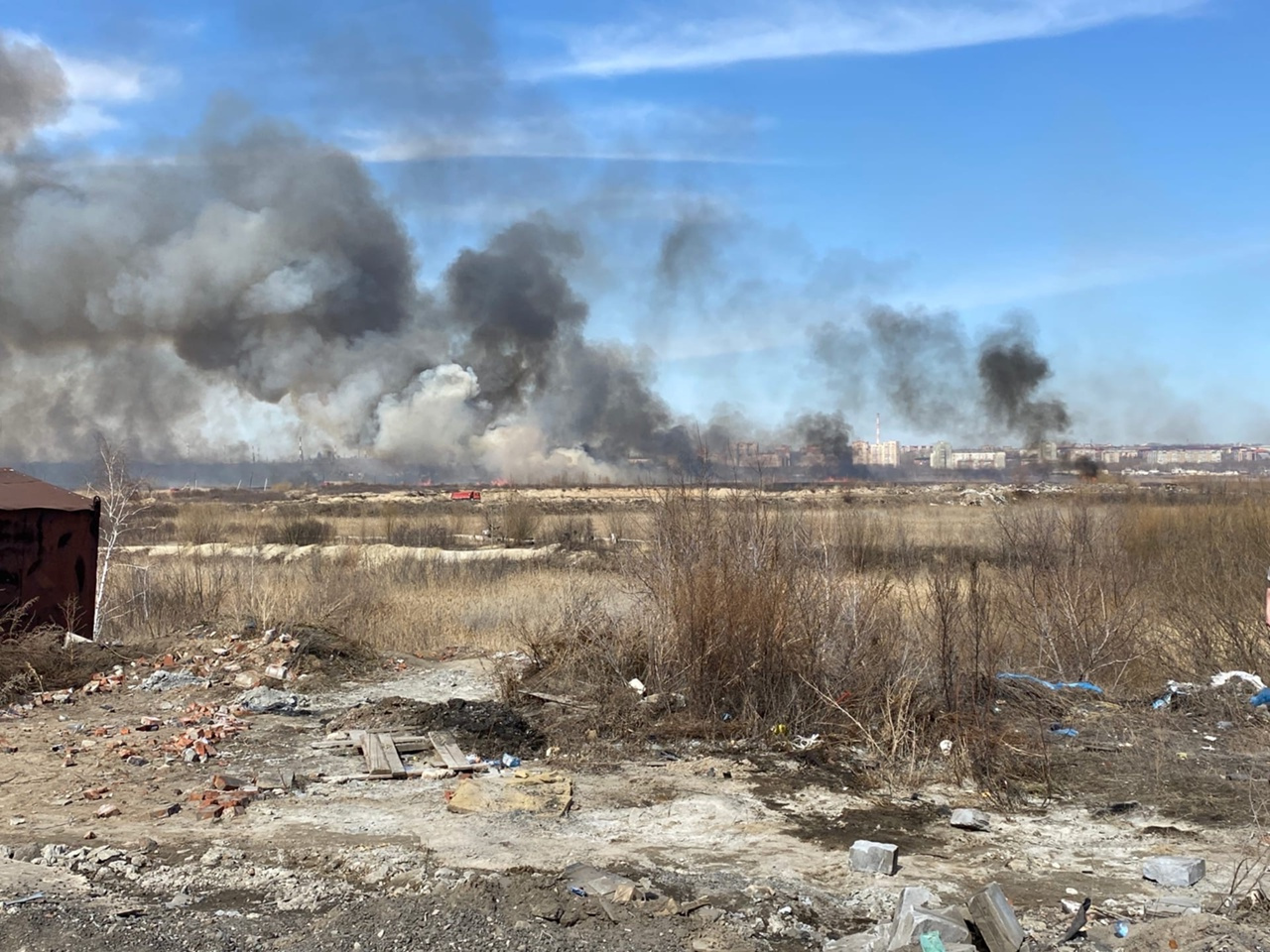 Горящие омск. Пожар в поле. Огромный пожар. Пожар в Омске. Горящий город.