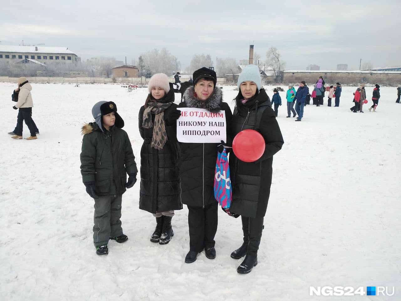 Другие пришедшие написали о проблеме на небольших плакатах Другие пришедшие написали о проблеме на небольших плакатах