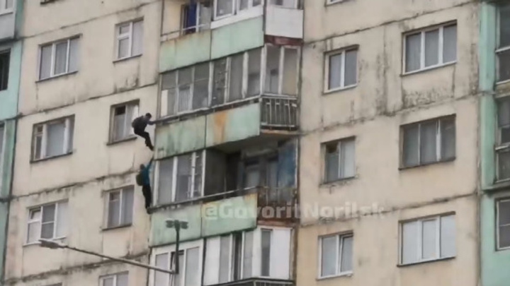 Двое мужчин в Норильске вылезли из запертой квартиры на восьмом этаже через балкон, чтобы не опоздать на работу