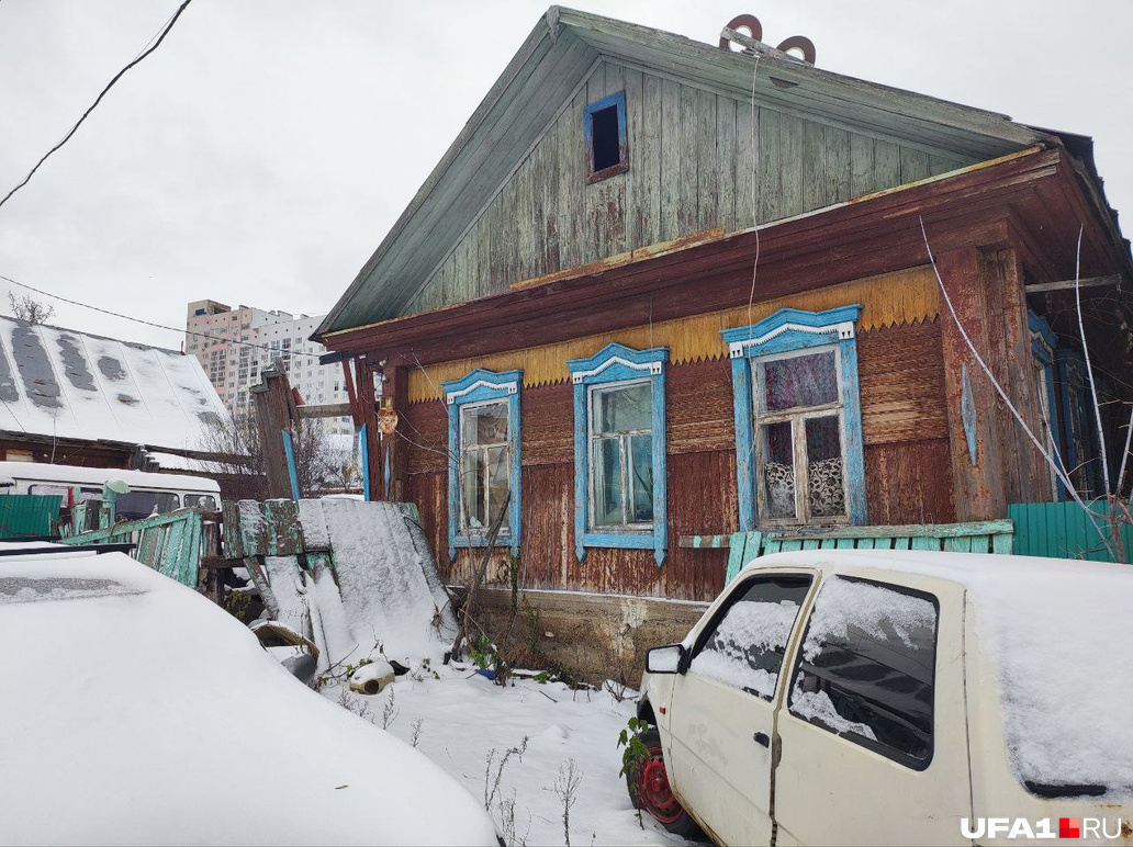 В некоторых домах люди продолжают жить