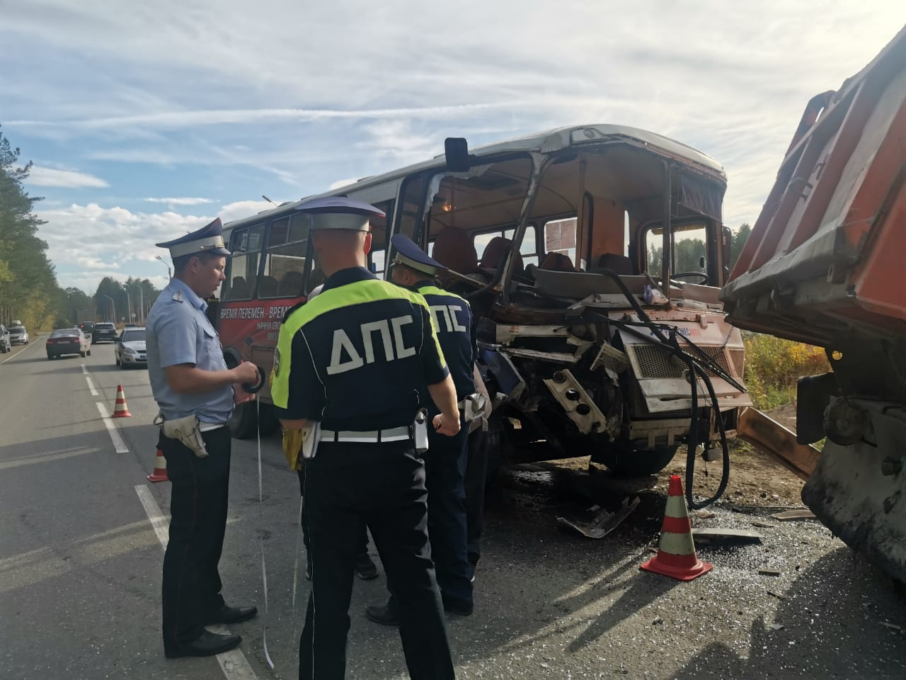 В Березовском автобус с пассажирами врезался в самосвал: пострадали пять человек