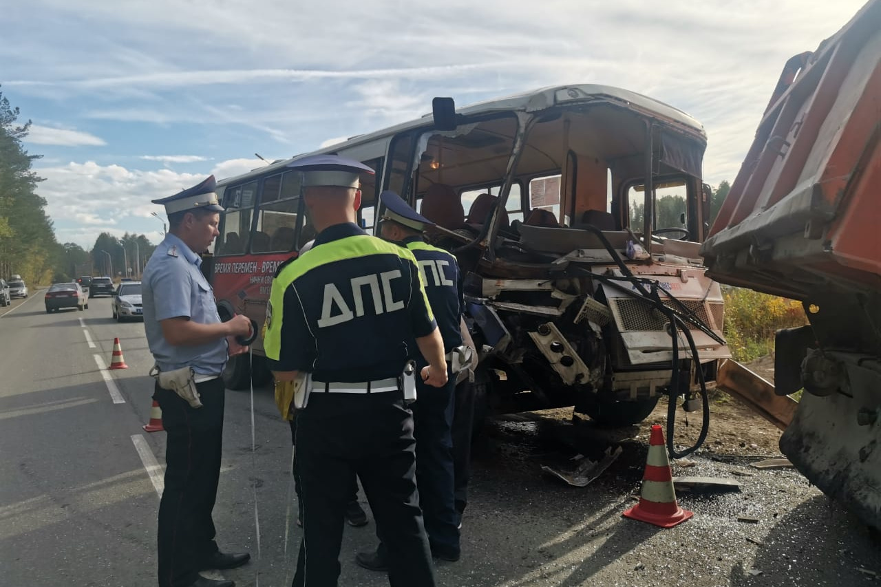 В Березовском автобус врезался в самосвал: пострадали пять человек - 20  сентября 2022 - e1.ru