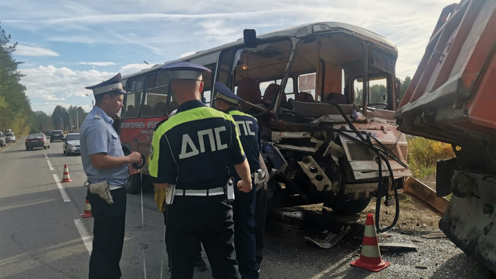 В Березовском автобус с пассажирами врезался в самосвал: пострадали пять человек