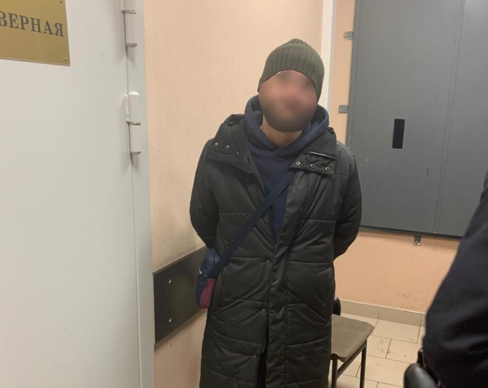 Мужчину передали сотрудникам полиции Мужчину передали сотрудникам полиции