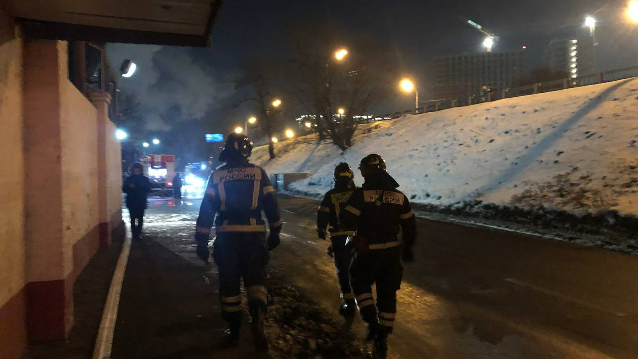 «Скорые и пожарные выстроились в очередь»: показываем, как горит Микояновский мясокомбинат