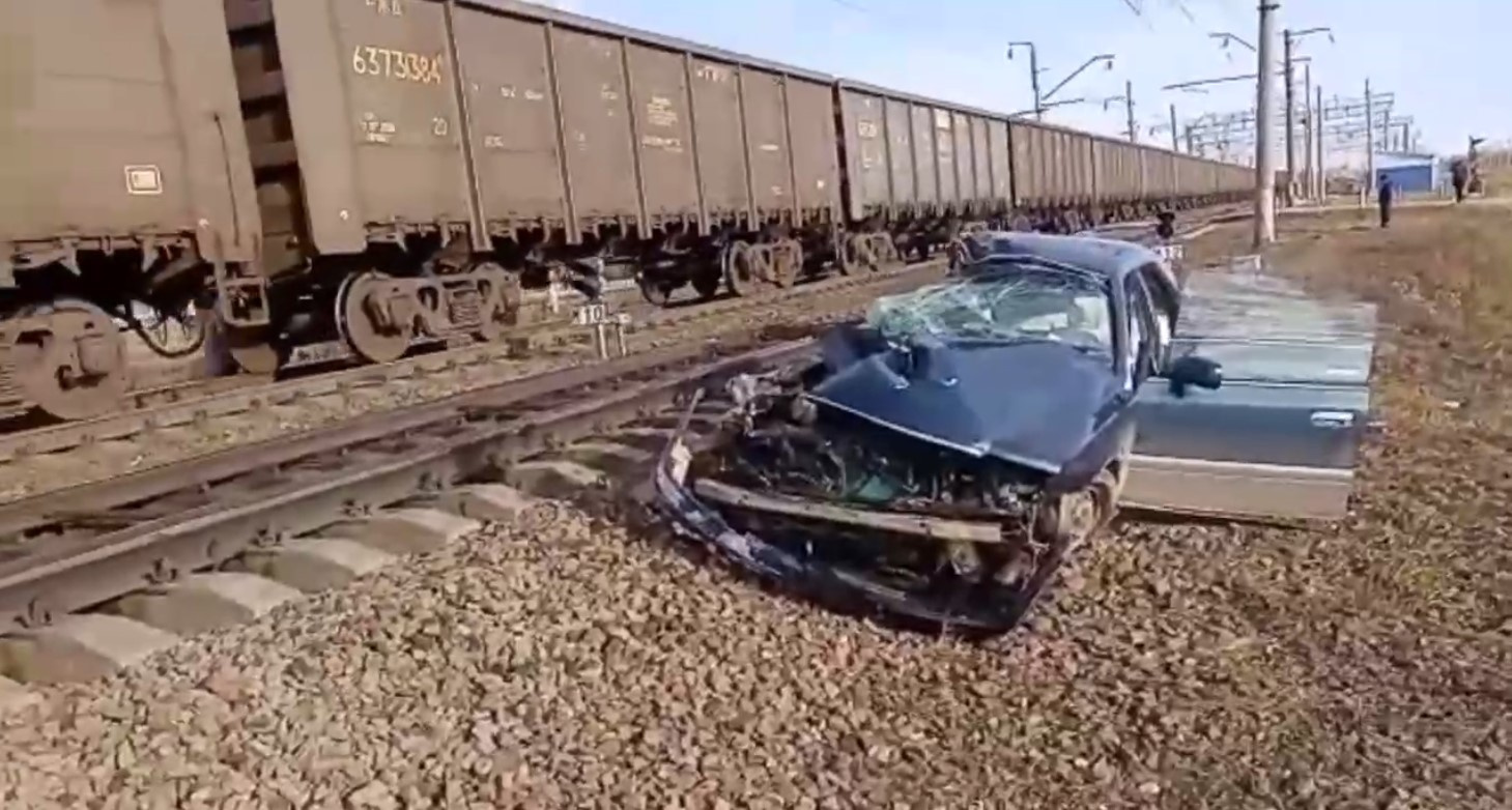Водитель иномарки пострадал после столкновения с локомотивом в Тайшетском районе