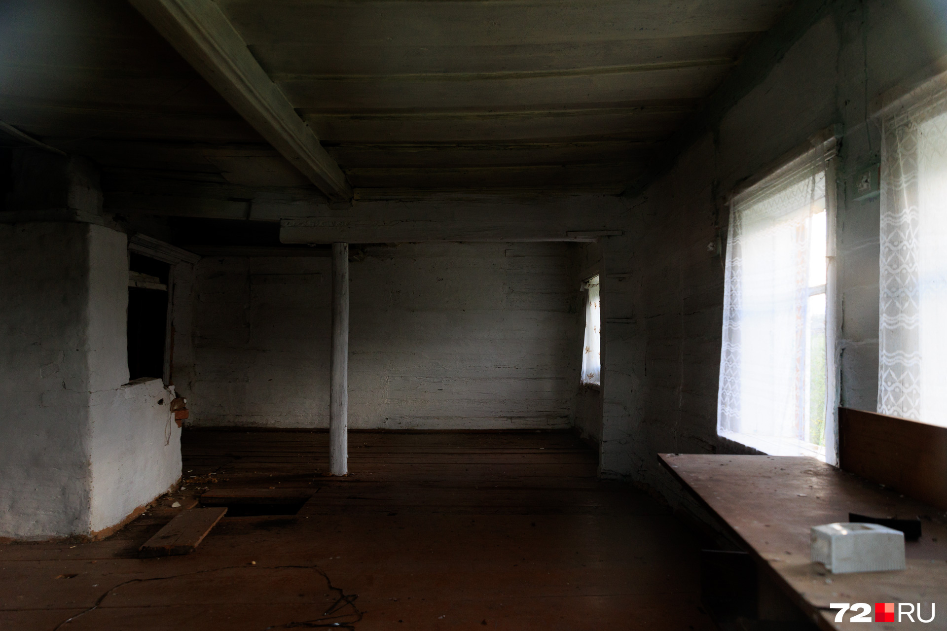Внутри заброшенного дома остались висеть шторы, а стены, кажется, выбелены совсем недавно