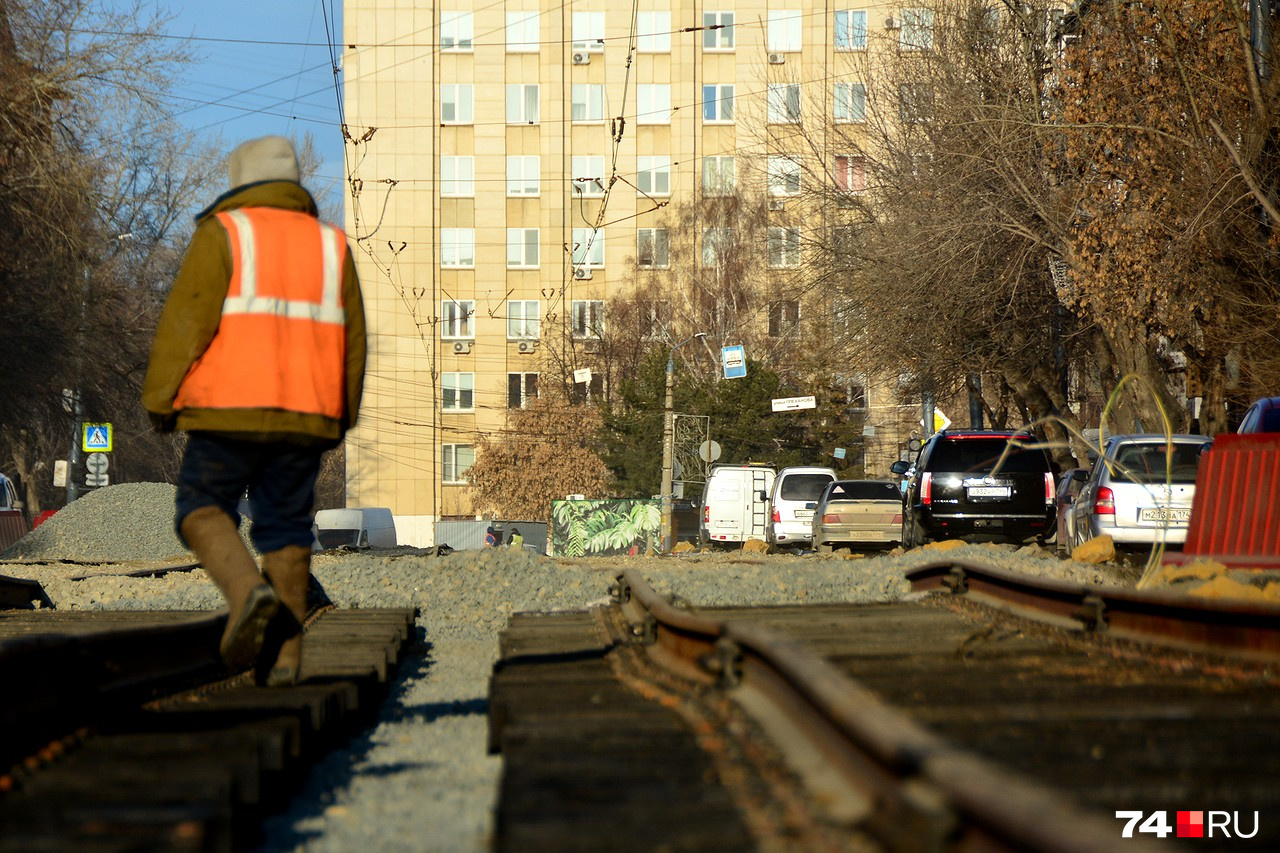 Только что уложенные в центре Челябинска рельсы выглядят пляшущими. Это нормально? Только что уложенные в центре Челябинска рельсы выглядят пляшущими. Это нормально?