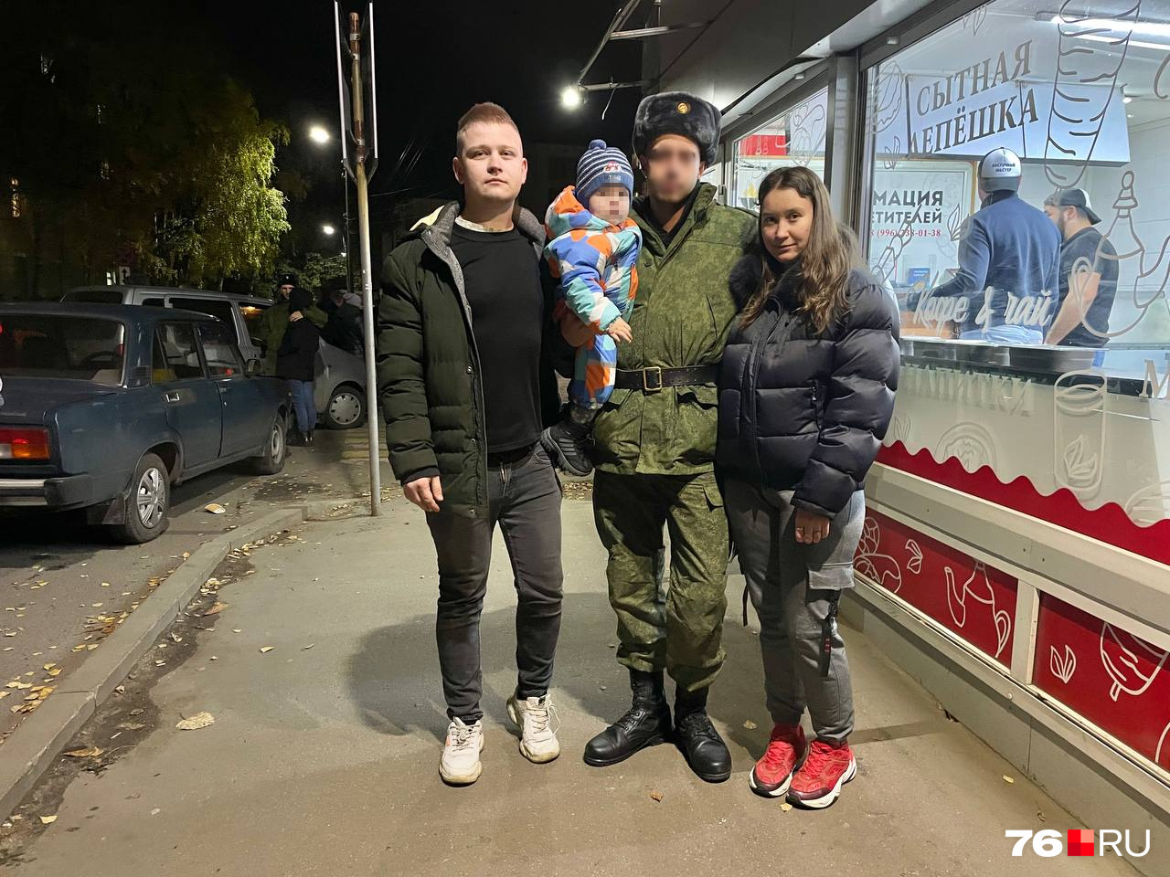 Малыша принесли провести время с папой Малыша принесли провести время с папой
