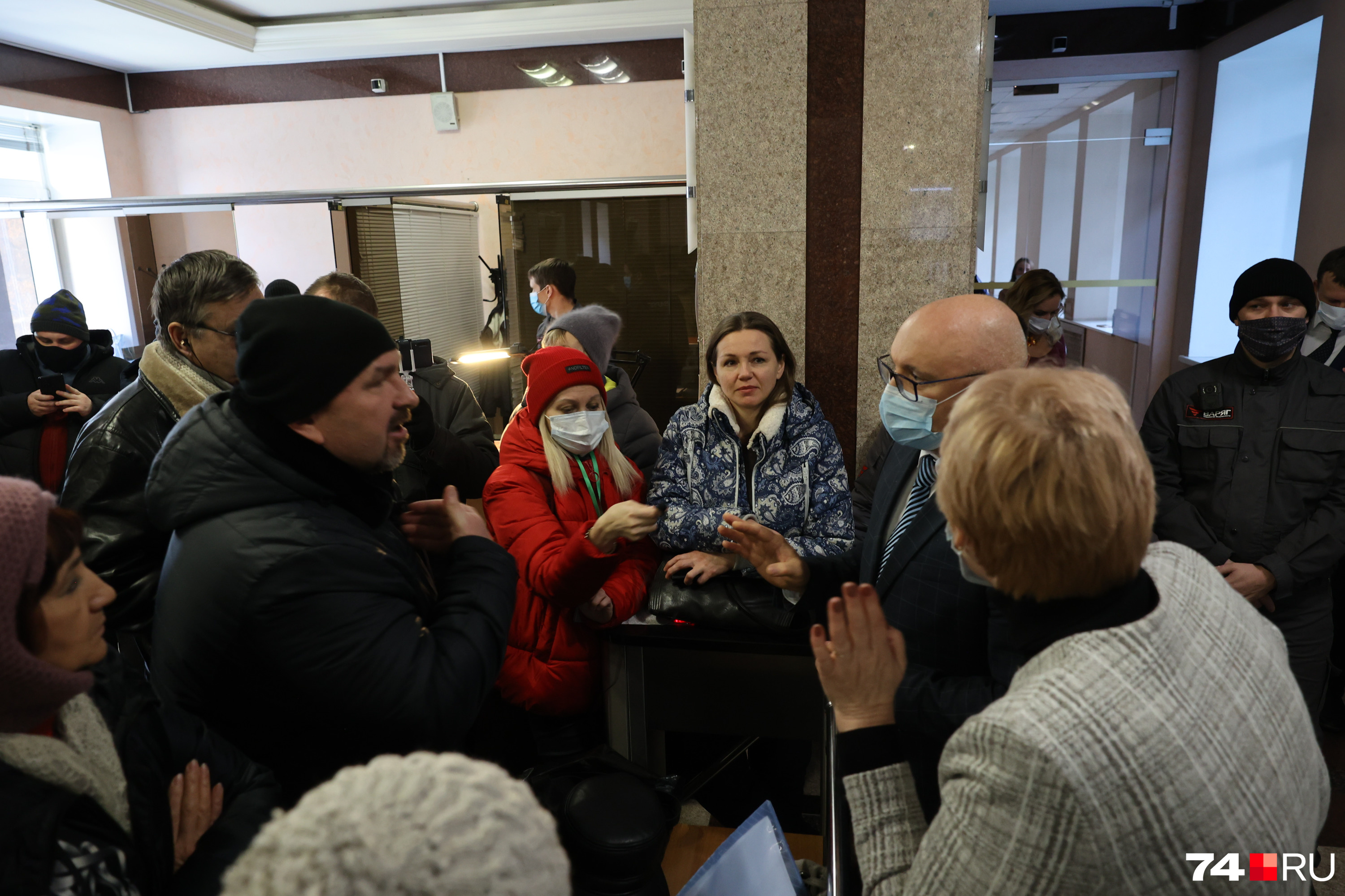 Люди не хотят уходить из здания областного парламента
