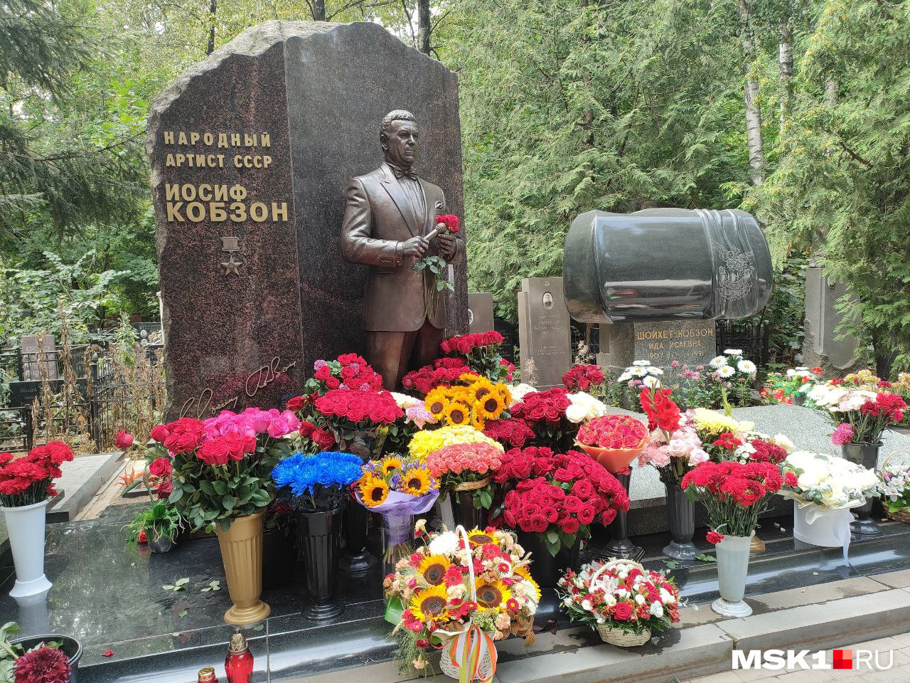 Иосифа Кобзона похоронили на Востряковском кладбище в Москве