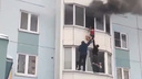 Балансировали на окне: в Ярославле прохожие спасли из горящей квартиры беременную женщину и ее сына