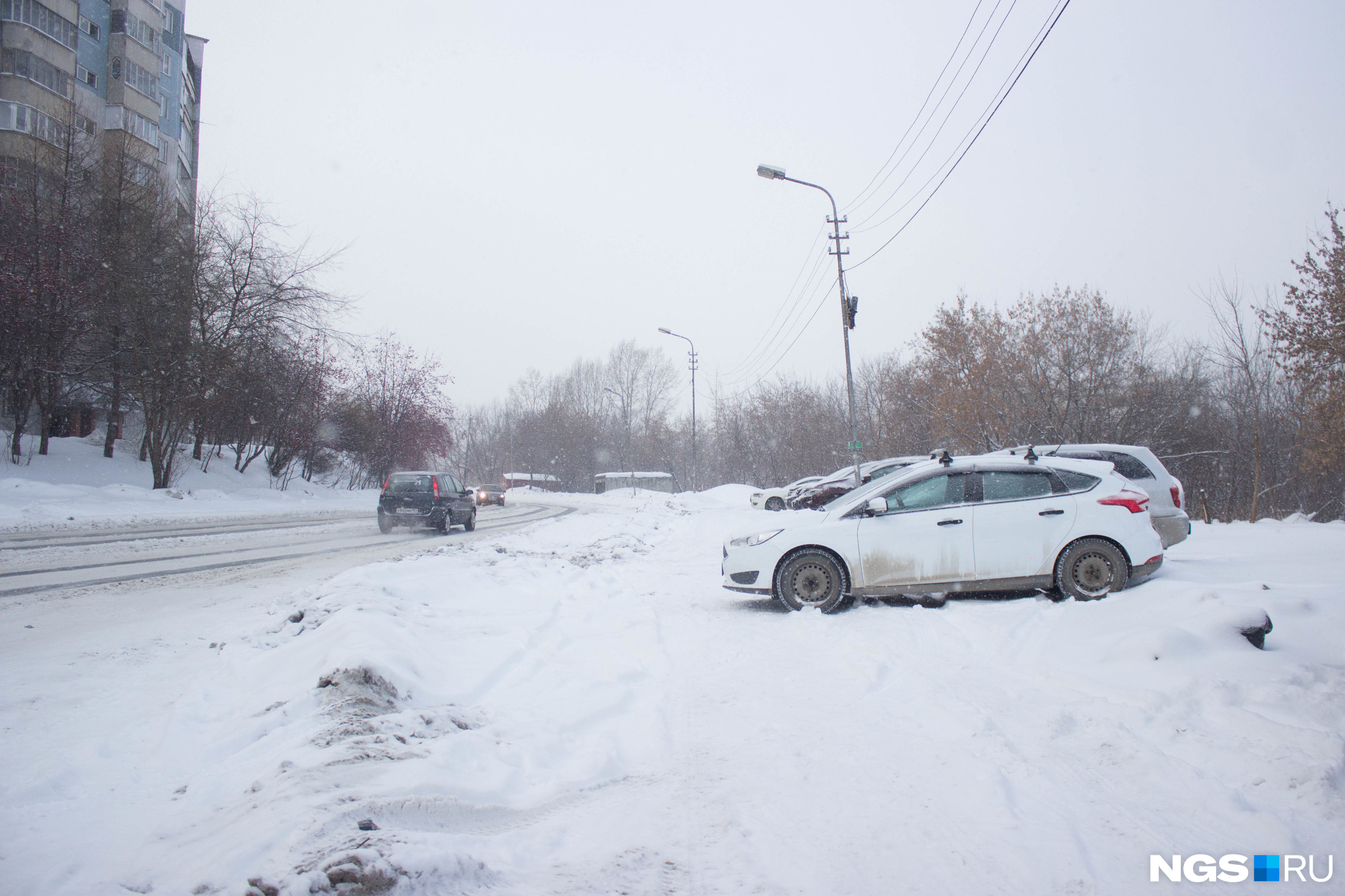 Теперь на месте гаражей вдоль Лазурной паркуются автомобили Теперь на месте гаражей вдоль Лазурной паркуются автомобили