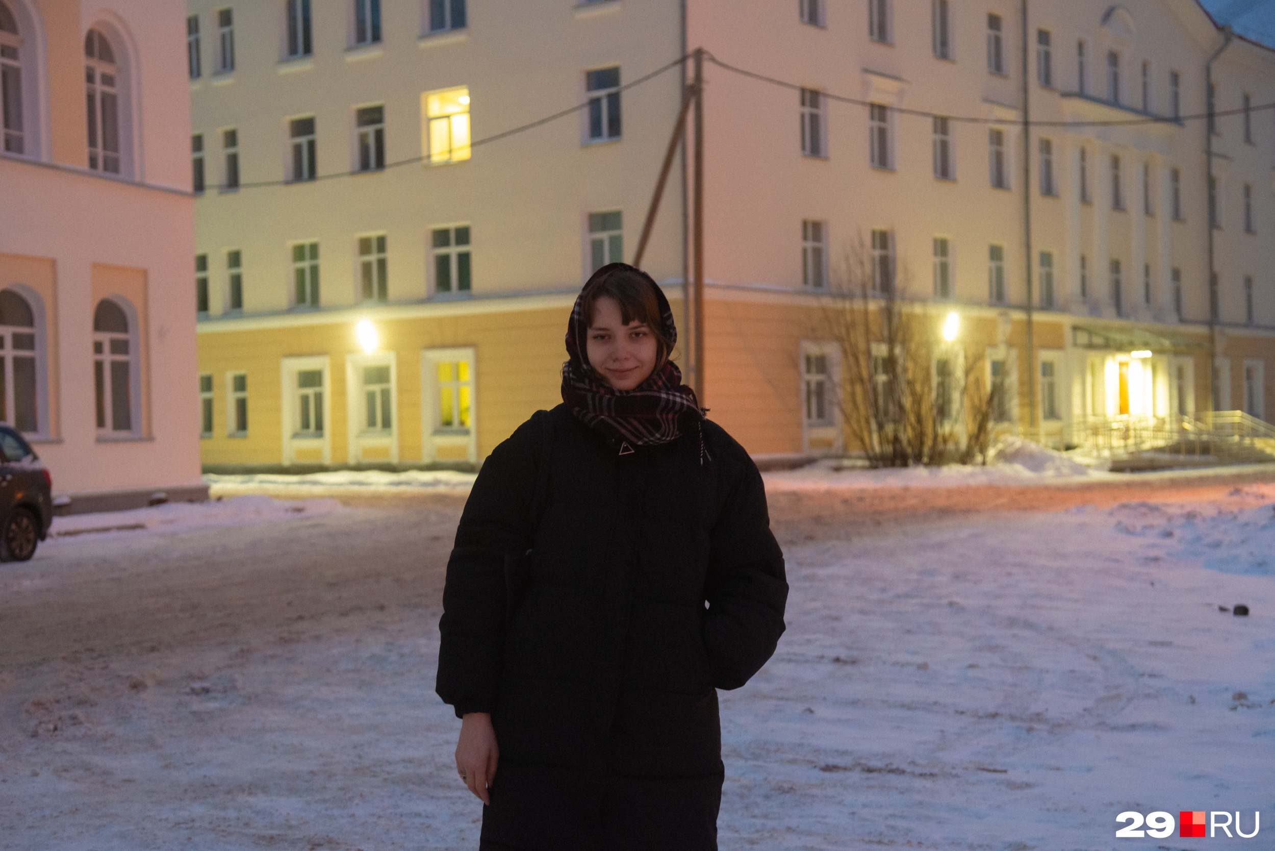 Олеся на фоне корпуса университета, где проходила ее учеба