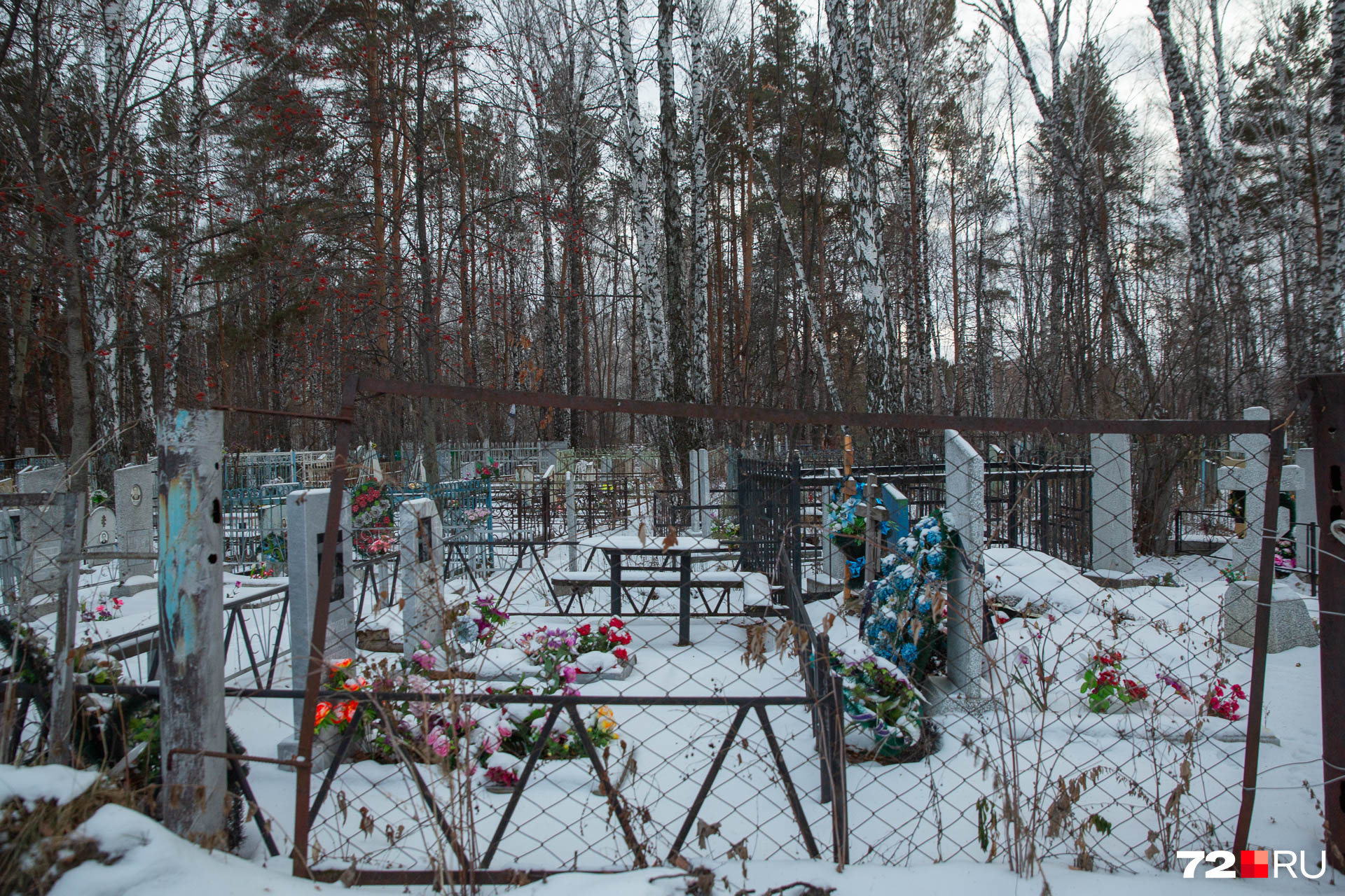 Могилы на кладбище стоят плотно друг к другу. К некоторым порой трудно пройти
