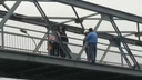 Спасатели сняли с пешеходного моста мужчину — он мог упасть на проезжую часть