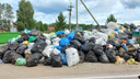 Горы мусора в селе рядом с Караканским бором объяснили притоком отдыхающих — видео с места