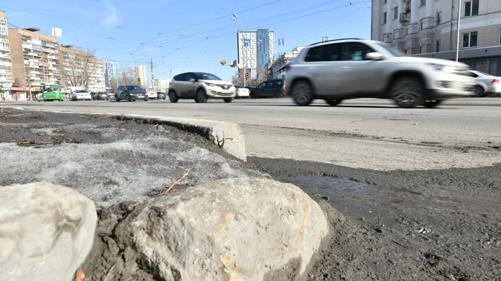 Колеи, выбоины, кривые заборы: какие улицы Екатеринбурга отремонтируют в 2022 году