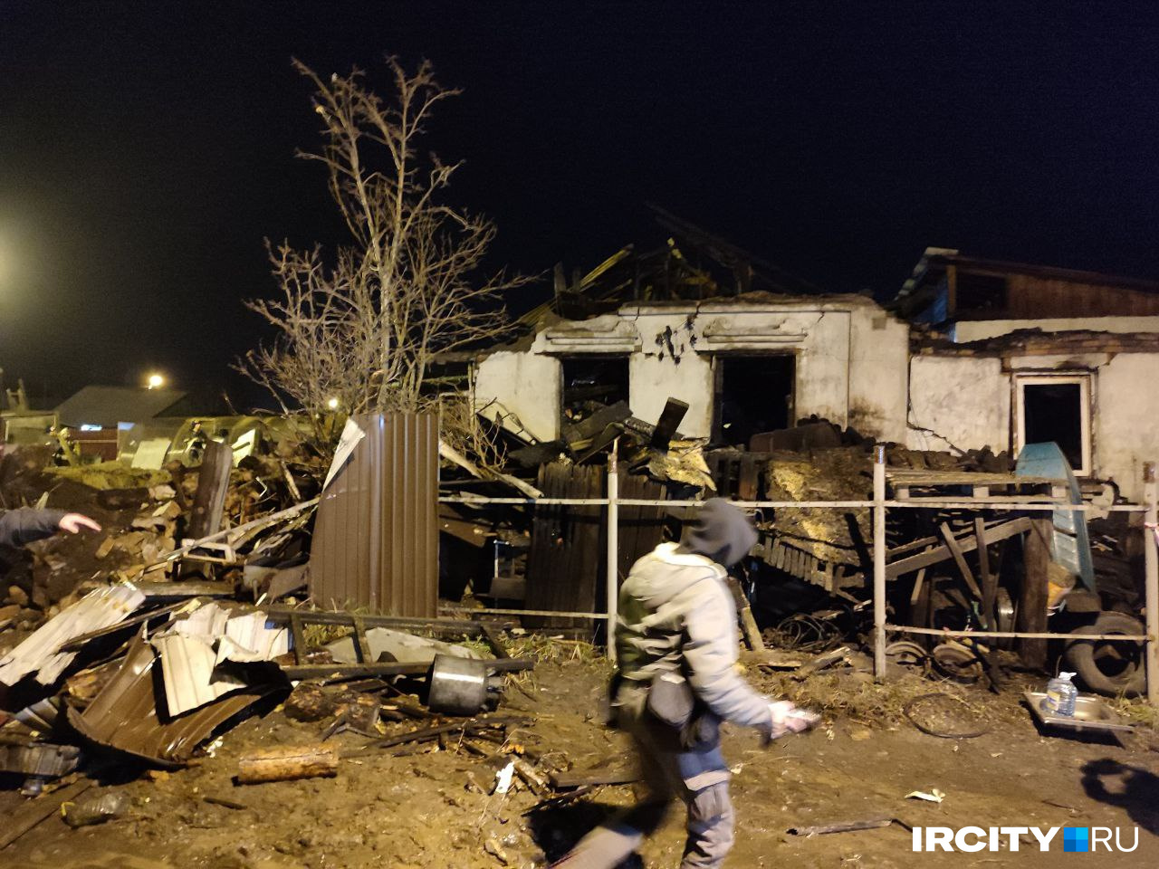 Разрушенный дом после падения самолета