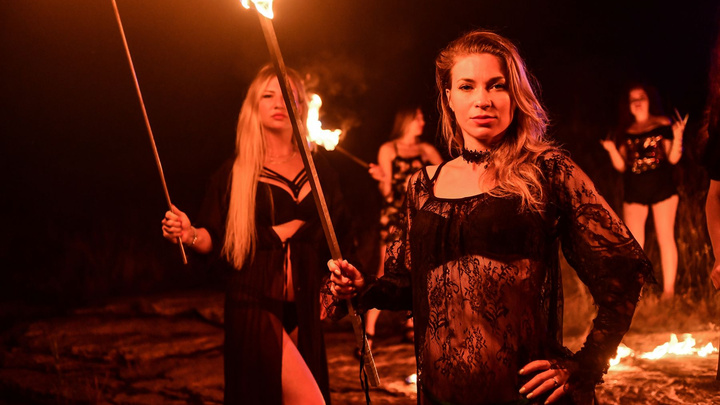 Красотки из Екатеринбурга устроили огненный шабаш на озере. 15 эффектных фото