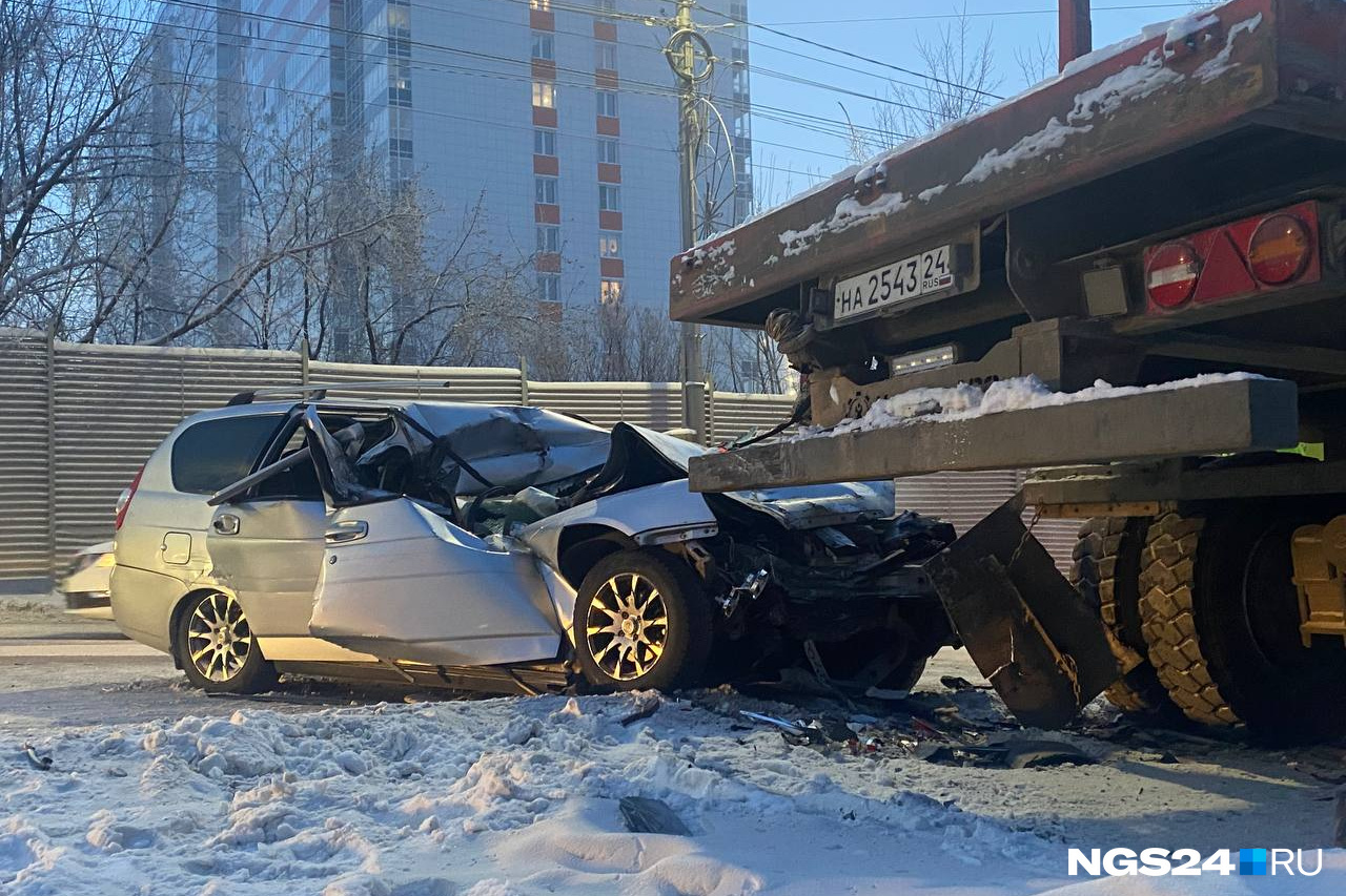 Приора въехала в столб