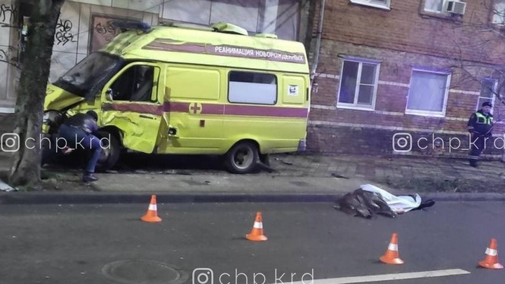 В центре Краснодара водителю реанимобиля стало плохо, он врезался в здание и умер