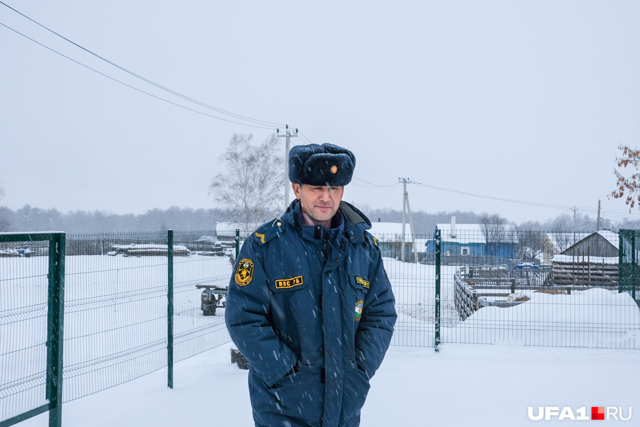 Мужчина сокрушается, что в его деревне нет газа